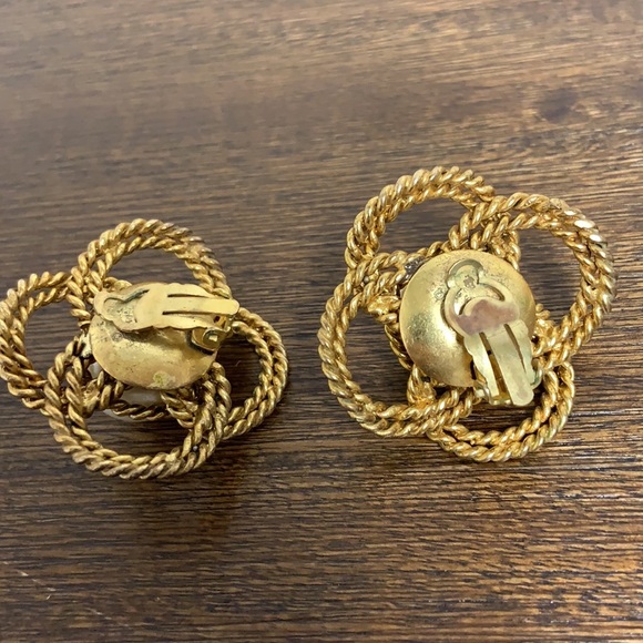 Vintage Chanel pearl camellia earrings - Picture 3 of 8